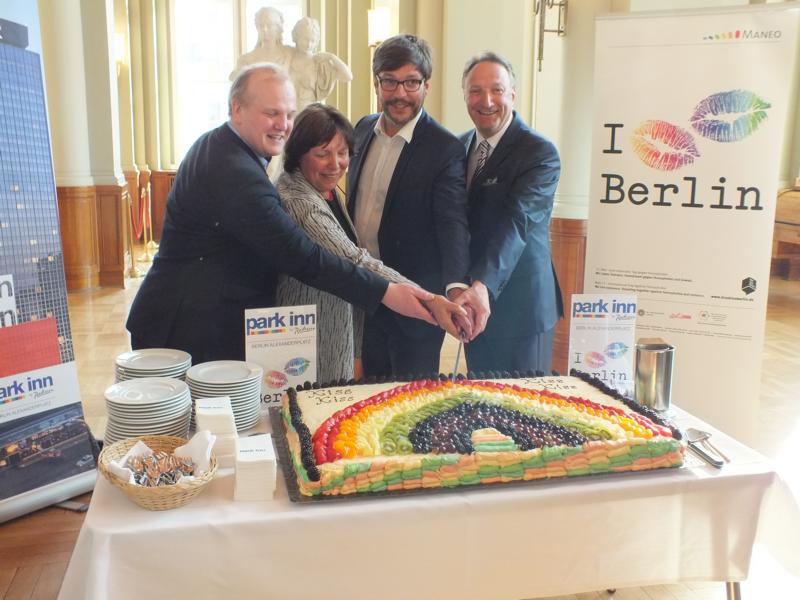 Park Inn Berlin Alexanderplatz kiss kiss Berlin Kuchen 170517