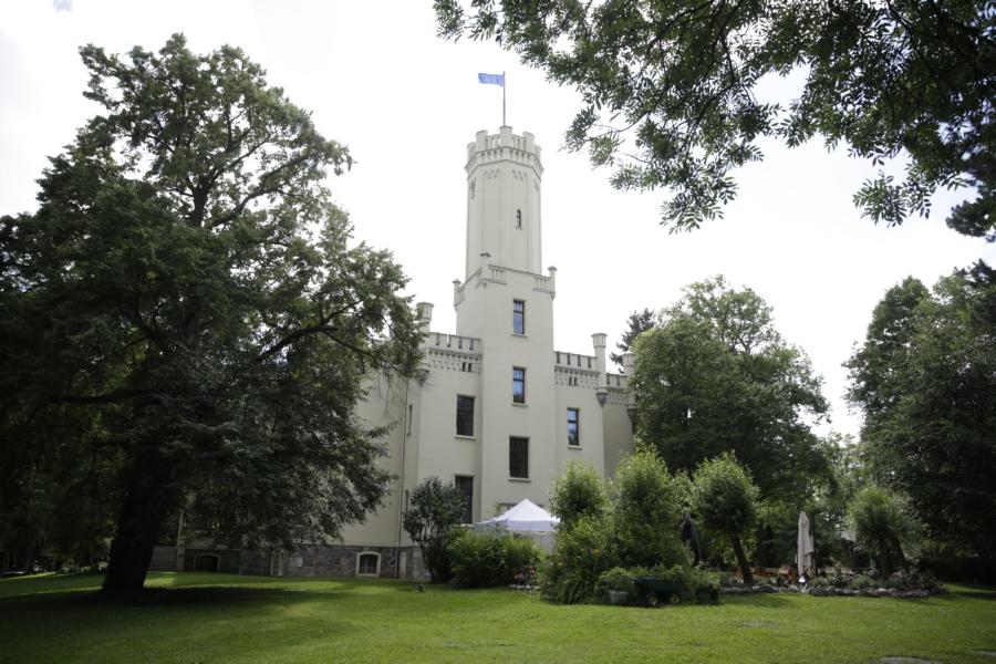 Hotel Schloss Reichenow Turm und Terrasse