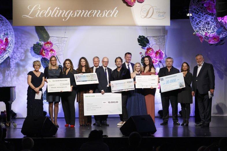 spendenscheckuebergabe 221020 diabetesgala 1632