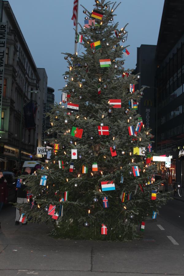 weihnachtsbaum am checkpoint charlie